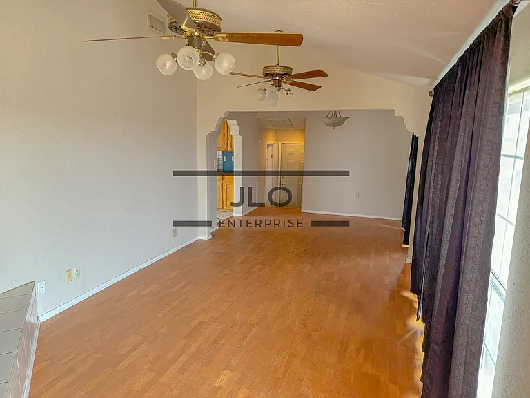 9806 N Plainfield Dr — Photo 2