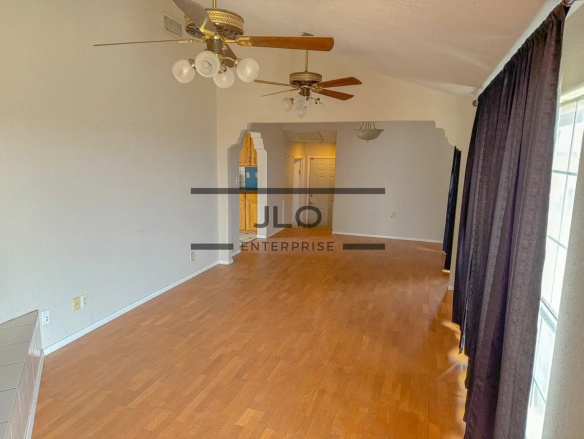 Building Photo - 9806 N Plainfield Dr