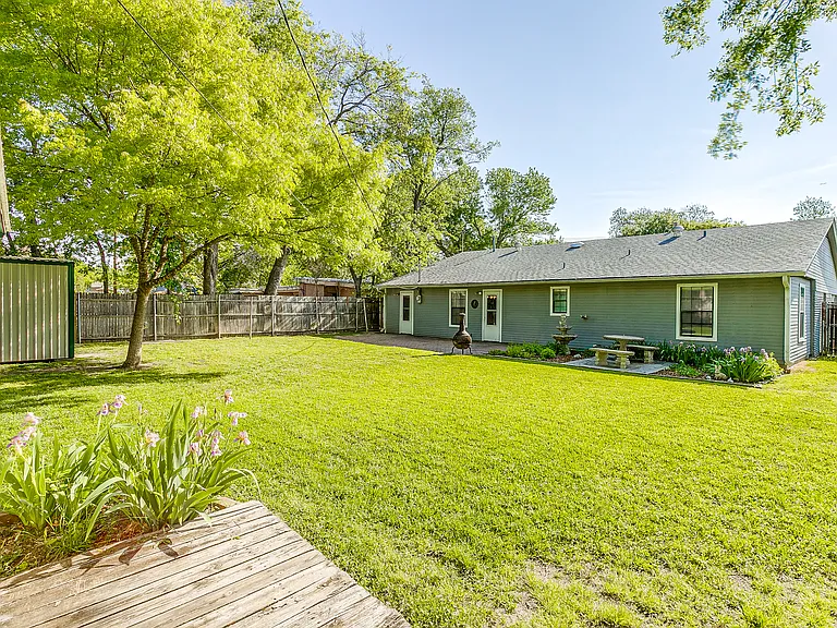 1104 Sproles Dr — Photo 36