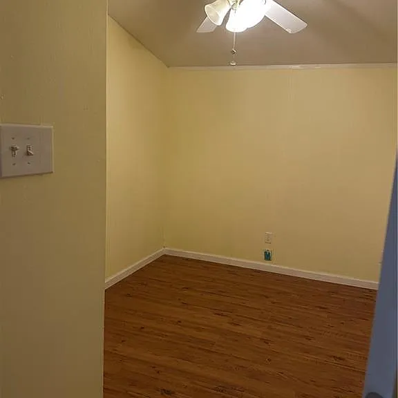323 W Davis Rd — Photo 4