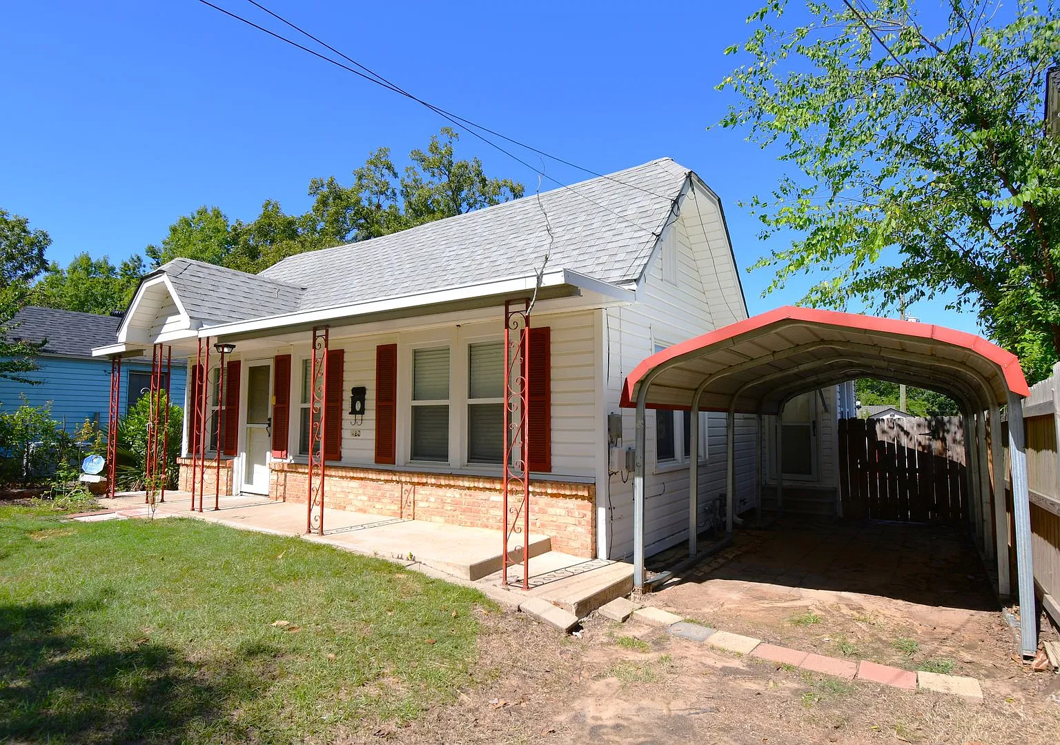 Charming 2 Bedroom House w/Fenced Yard! — Photo 2