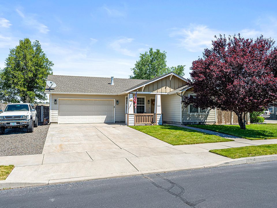 1st image of 723 NE Stone Ridge Loop