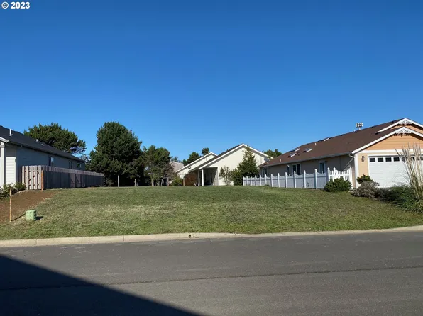 732 Spyglass Dr, Bandon, OR 97411