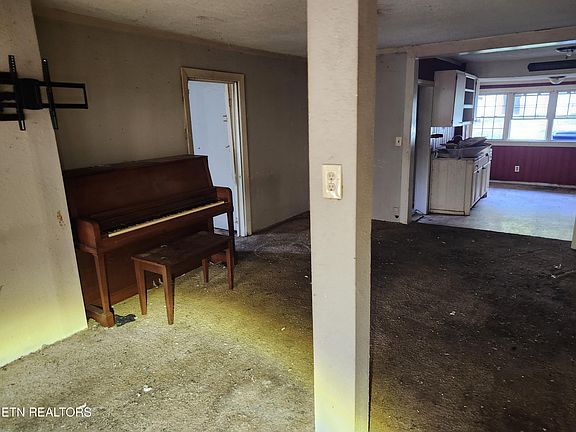 5th image of 722 Hendrickson St