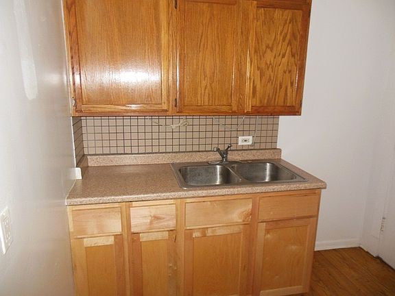 2nd image of 1208 W Montrose Ave