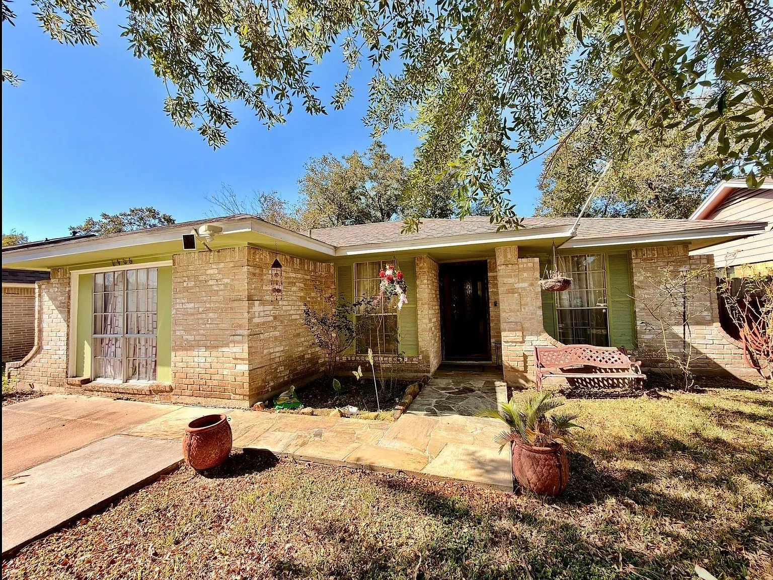 3 bed, 1.5 bath, 1256 sqft, $1,700 — Photo 1