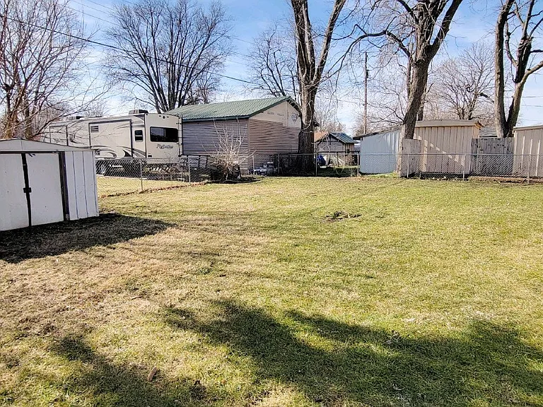 1228 Garden Ln — Photo 2
