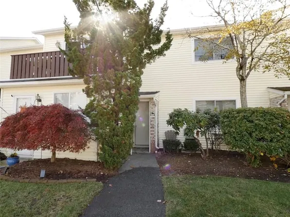 865 Stratford Ln, Warwick, RI 02886