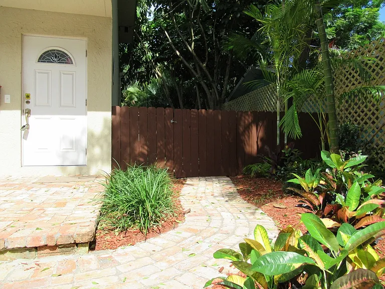 810 Park Pl — Photo 2