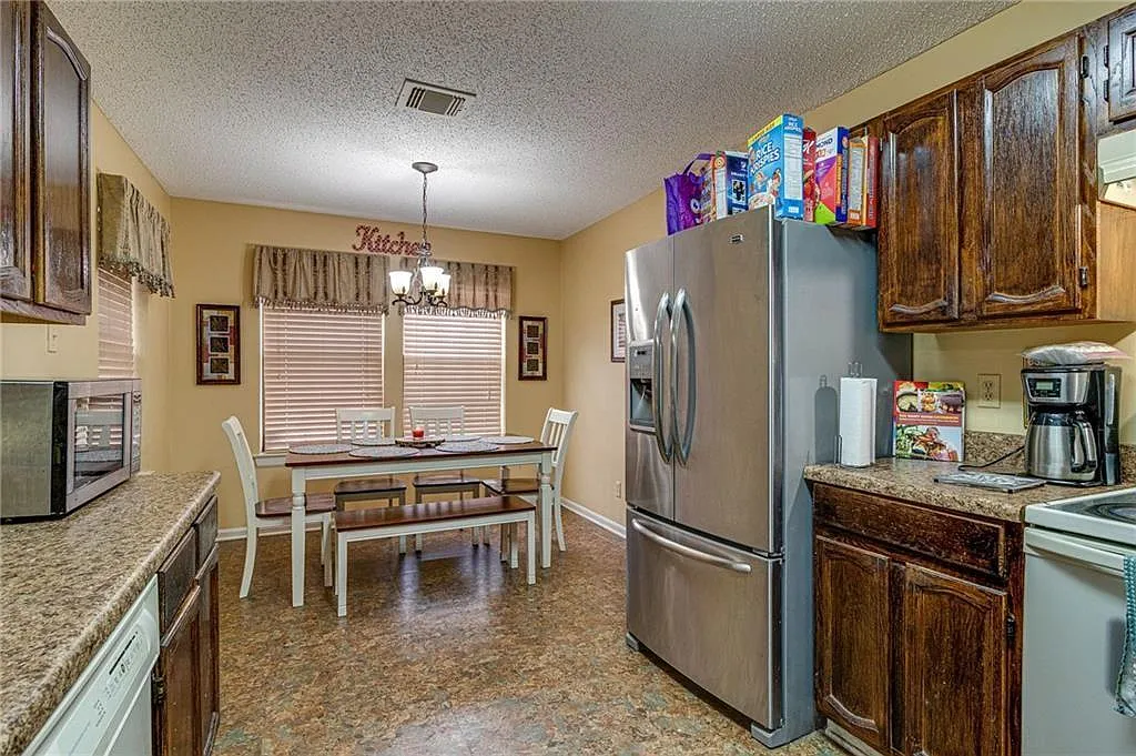 3 bed, 1388 sqft, $2,100 — Photo 3