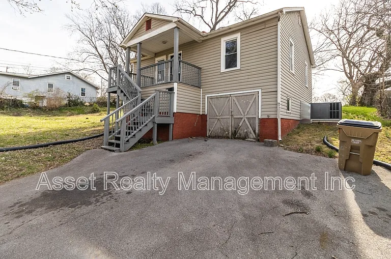 218 W Columbia Ave — Photo 3