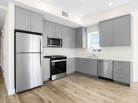 3rd image of 3308 Mentone Ave #201