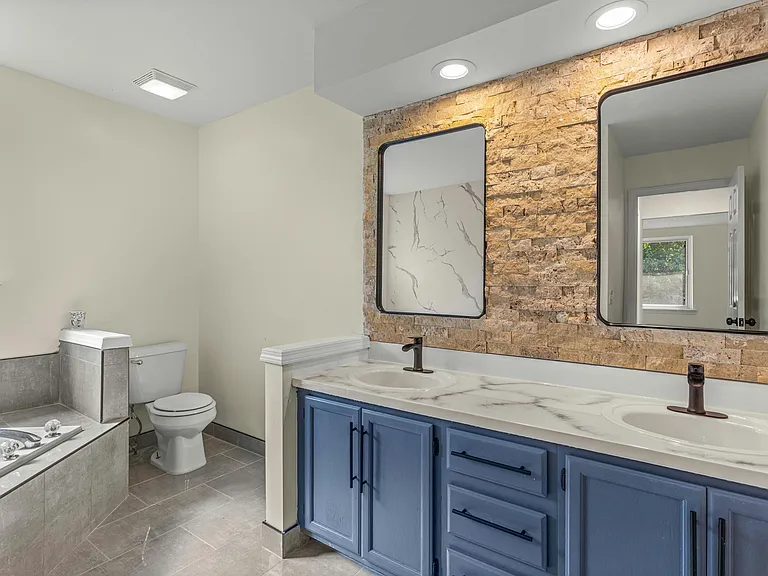 Master Bedroom bathroom