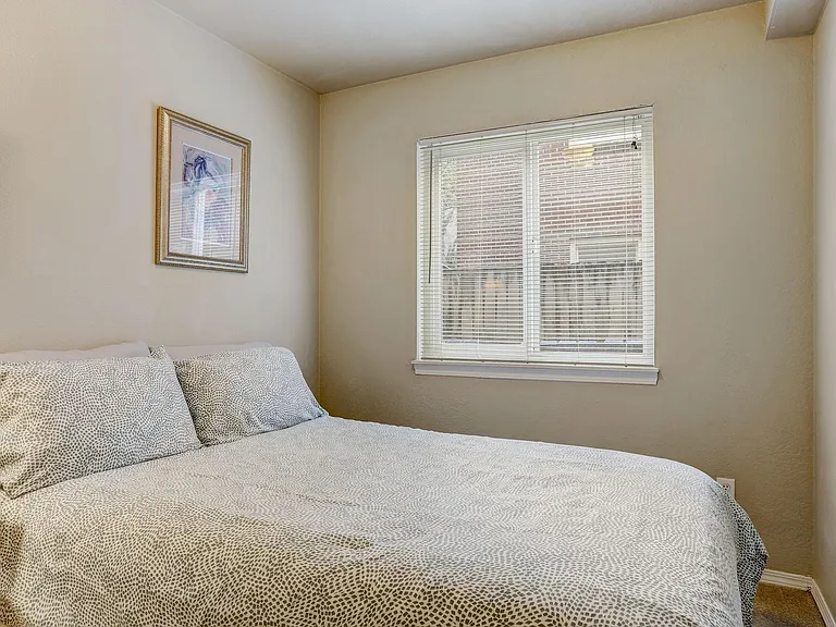 East Thomas Suites — Photo 24