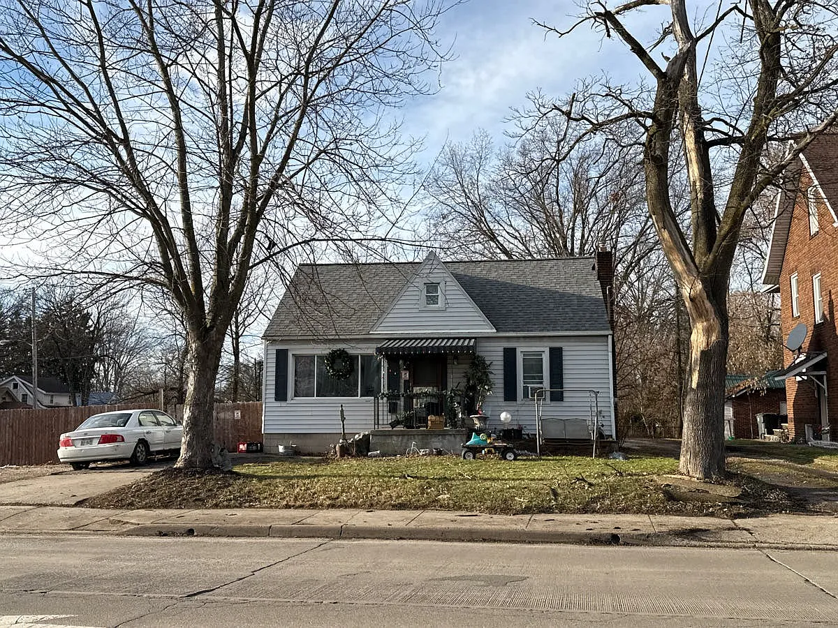 1199 Elm Rd NE photo 1