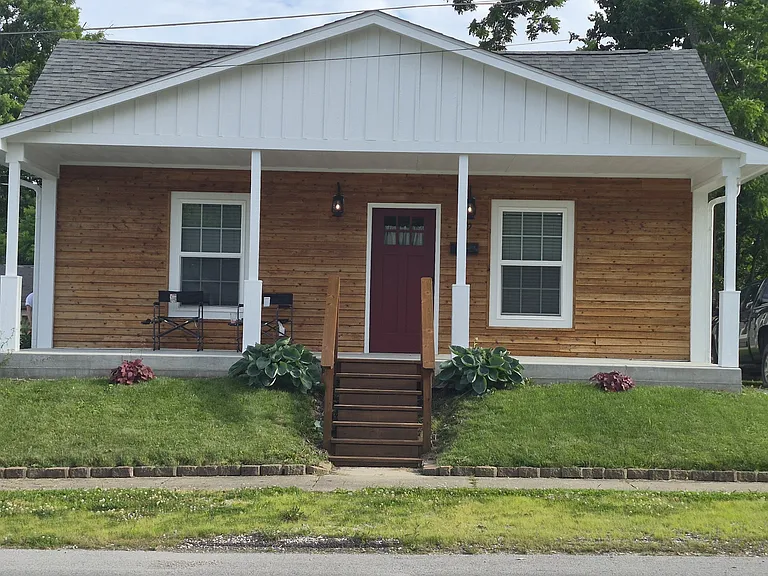 139 E South St — Photo 28