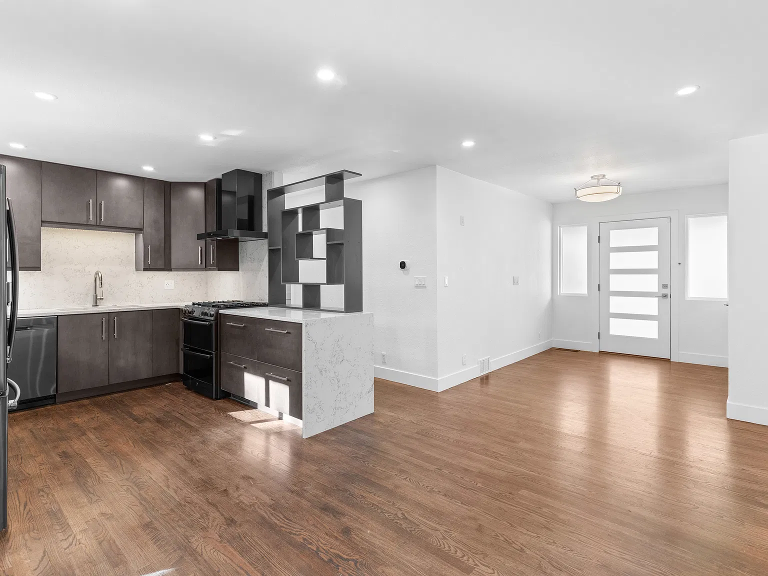 3 bed, 1666 sqft, $3,995 — Photo 3
