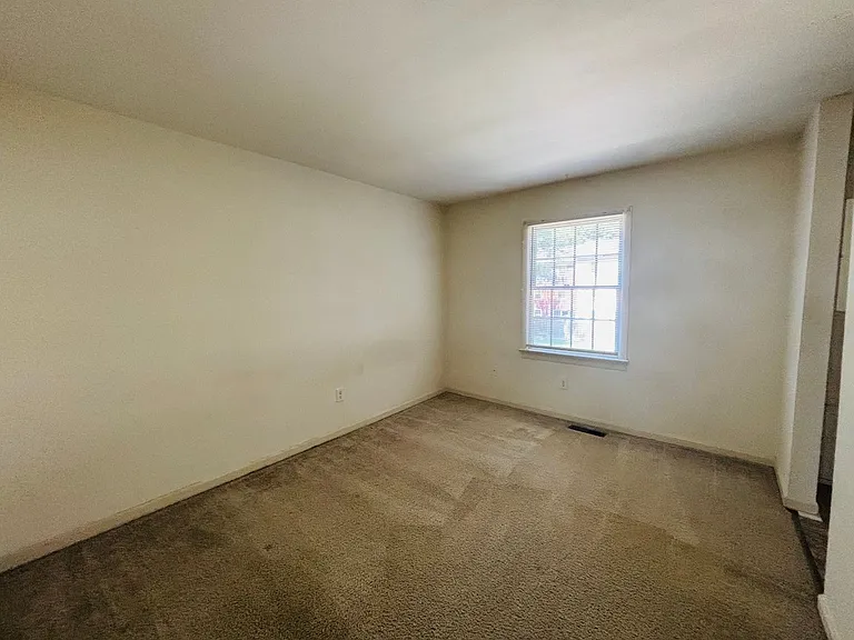 105 Sherwood Ct — Photo 9