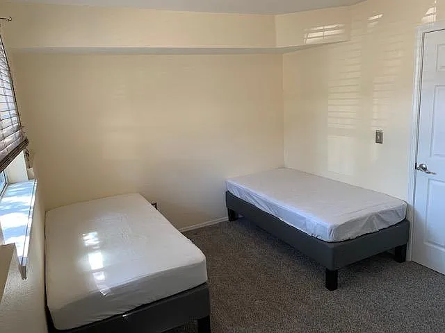 Bedroom 3: Two twin beds.