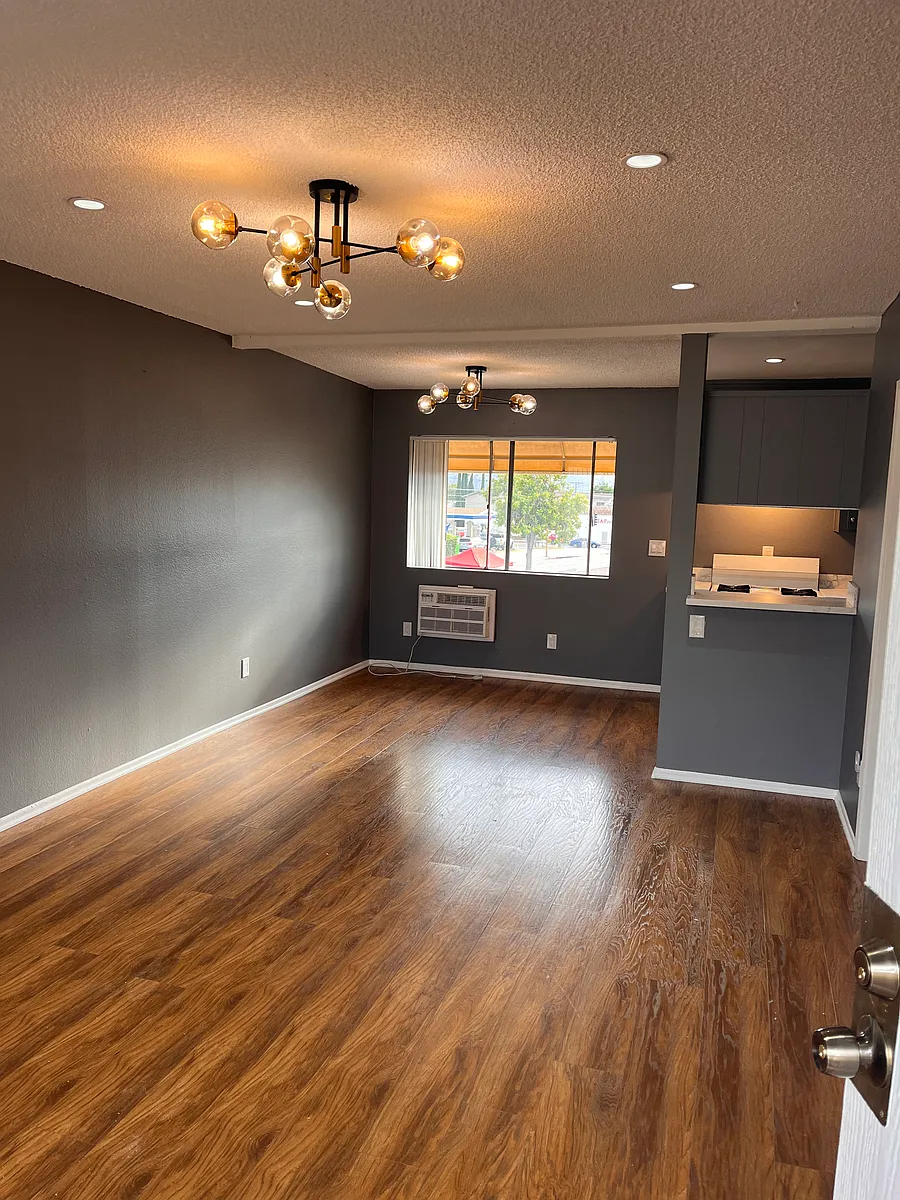 Building Photo - 1435 E Wilson Ave #203