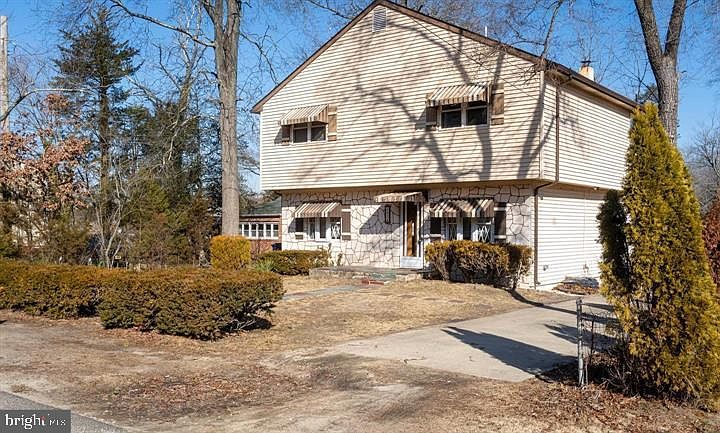 1st image of 2524 Lakeside Dr
