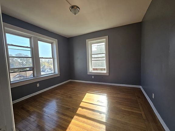 4th image of 221-223 Roseville Ave #102