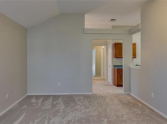 3rd image of 15 E Villa Mdw
