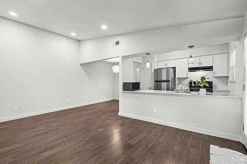 2 bed, 2.0 bath, 867 sqft, $1,640 — Photo 3