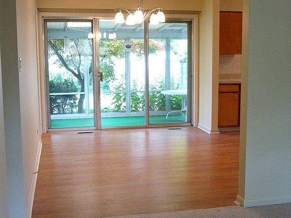 eat-in kit. opens to screened in porch