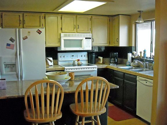 Open kitchen with upgraded appliances & Granite Island!