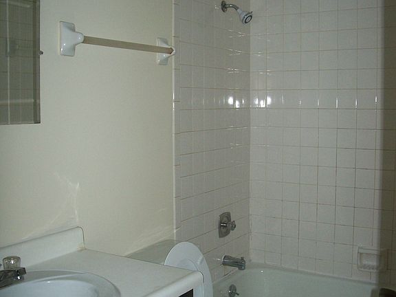 5th image of 128 Lynnwood Dr APT 8