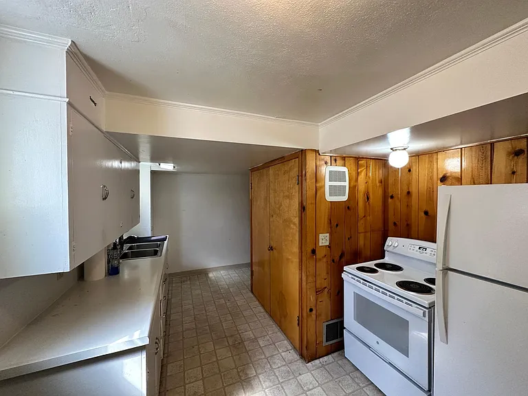 1586 E Blaine Ave — Photo 7