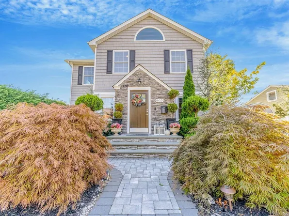 10 Stuart Avenue, Amityville, NY 11701