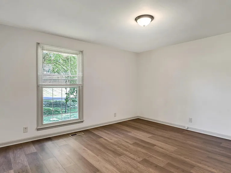 301 Glenwood Dr — Photo 13