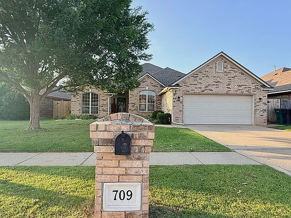 3rd image of 709 SW 158th Ter