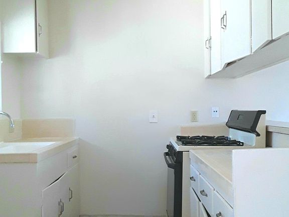 4th image of 219 N Catalina St APT 3