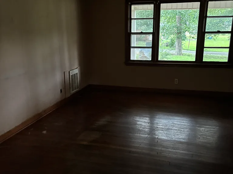 880 Guthrie St — Photo 2