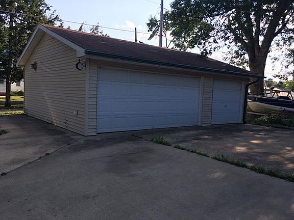 BONUS 3-car garage!