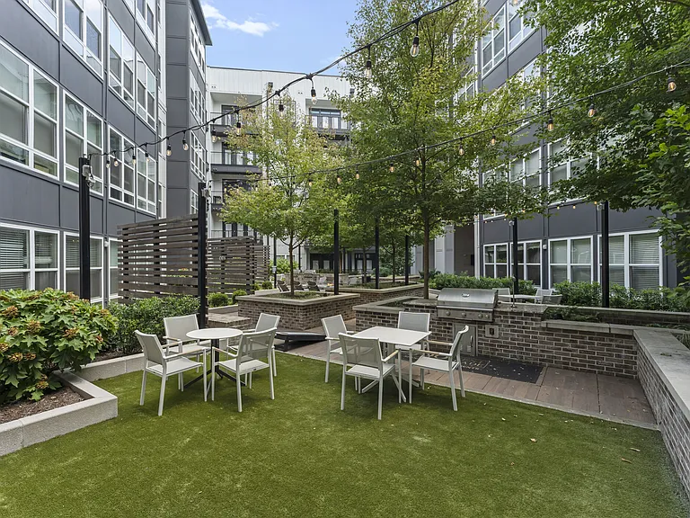 500 West Trade — Photo 23