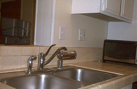 kitchen sink/faucet