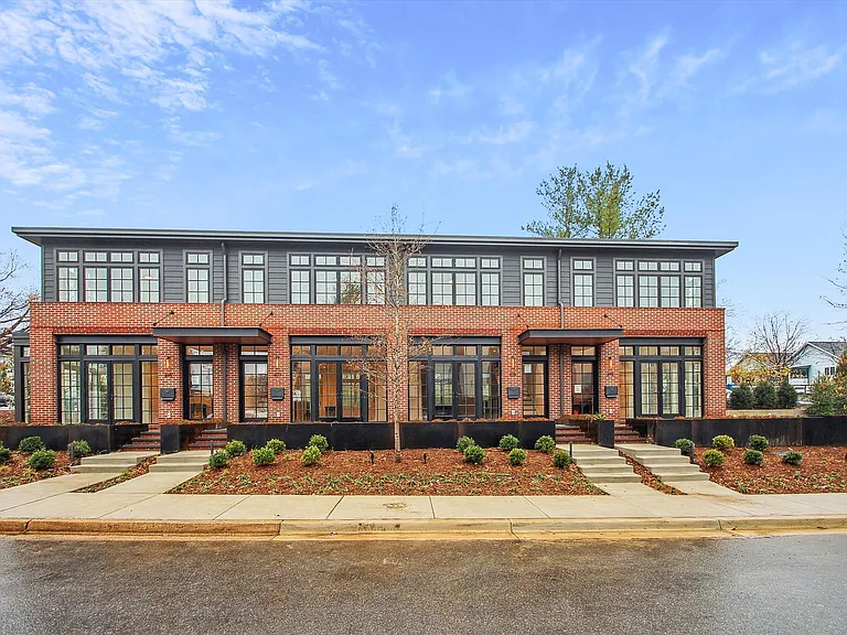 Welcome to 699 Giddings Ave