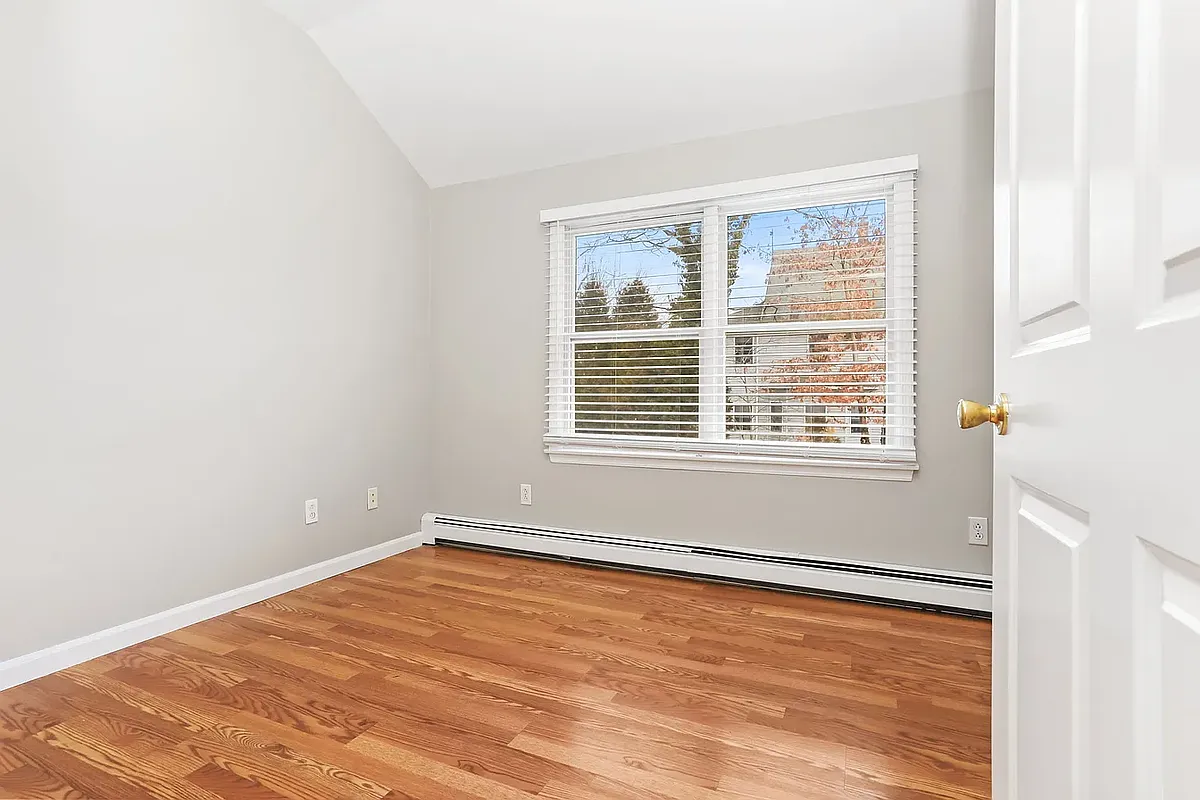 Building Photo - 439 Manville Rd #5