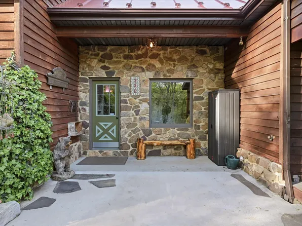 330 Sideling Mountain Dr, Paw Paw, WV 25434