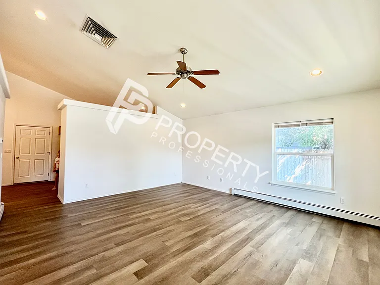 316 Columbine Dr — Photo 2