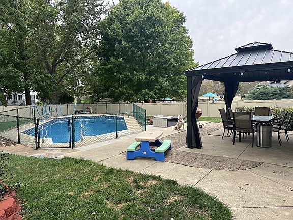 2nd image of 1520 Southhampton Dr