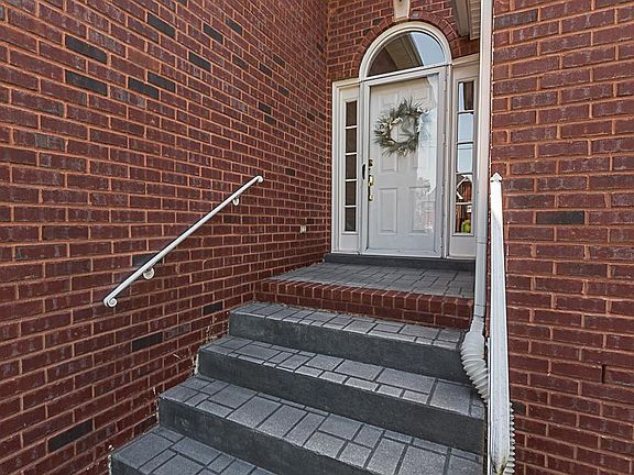 3rd image of 613 Glenties Dr