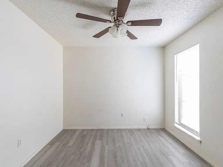 4925 Greenslope Dr — Photo 21