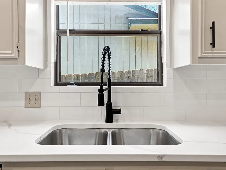 2207 Lancaster Gate Cv — Photo 30