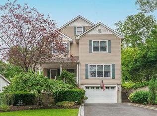 7 Cotswold Dr, Centerport, NY 11721