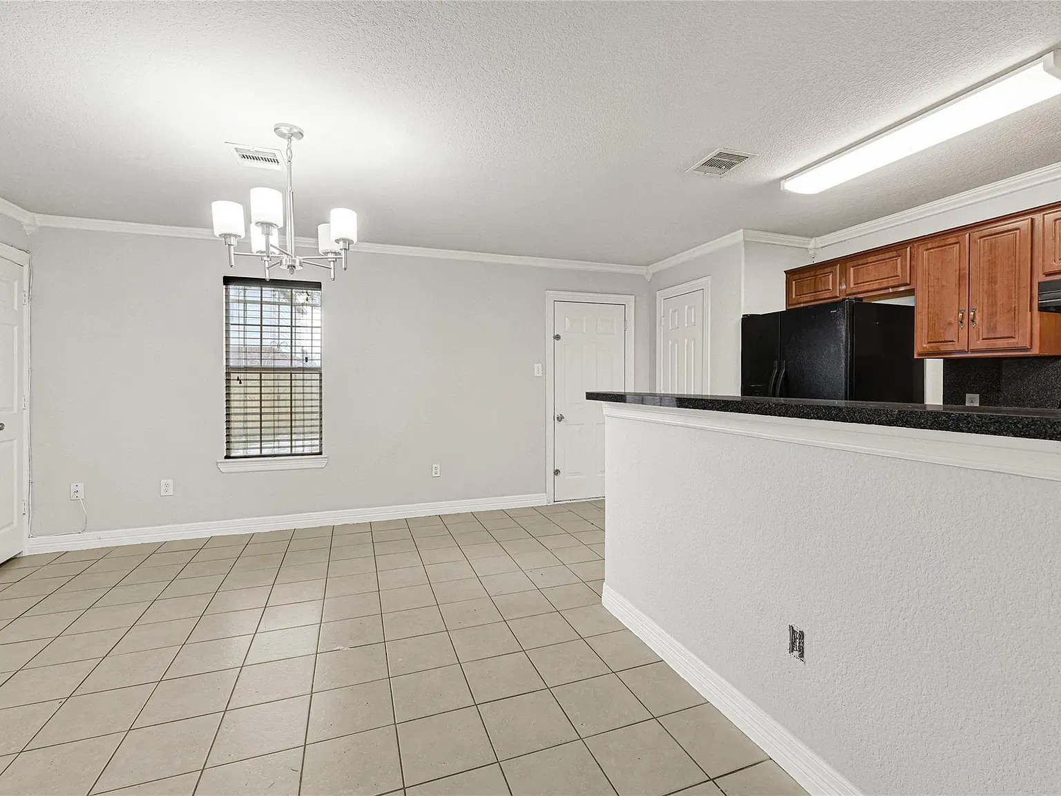 3 bed, 1.5 bath, 1160 sqft, $1,600 — Photo 4